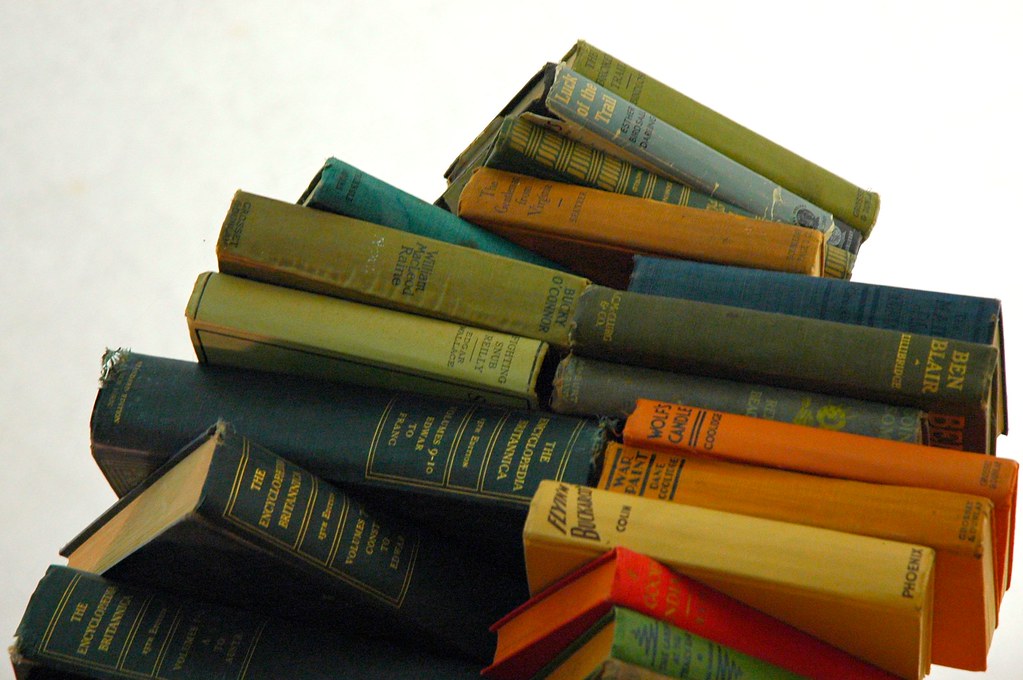 Stos książek — literatura badawcza stojąca za oceną skuteczności