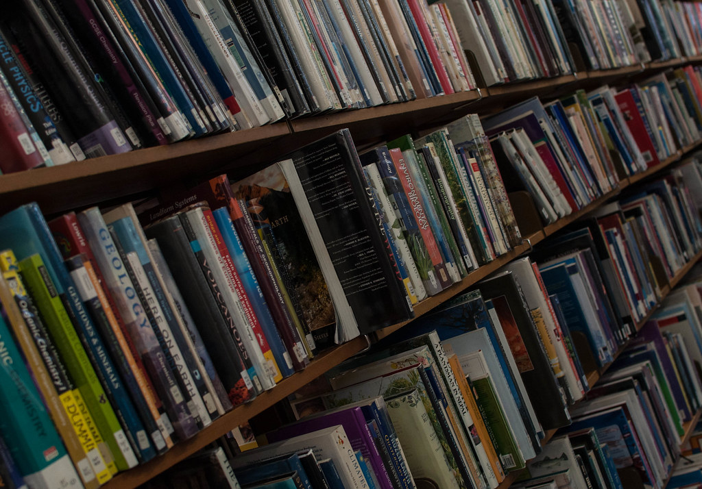 Półki biblioteczne z literaturą badawczą