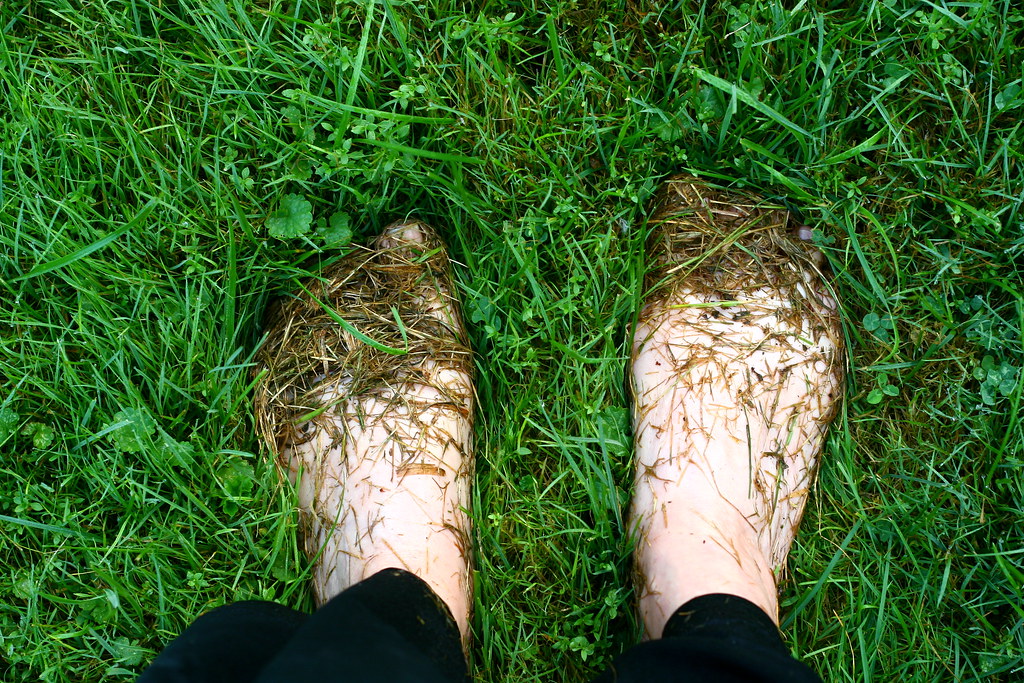 Bose stopy na trawie — technika ugruntowania (grounding)