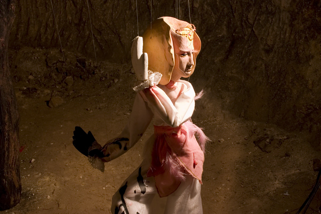 Marionetka na sznurkach — symbol mitu o utracie kontroli pod hipnozą