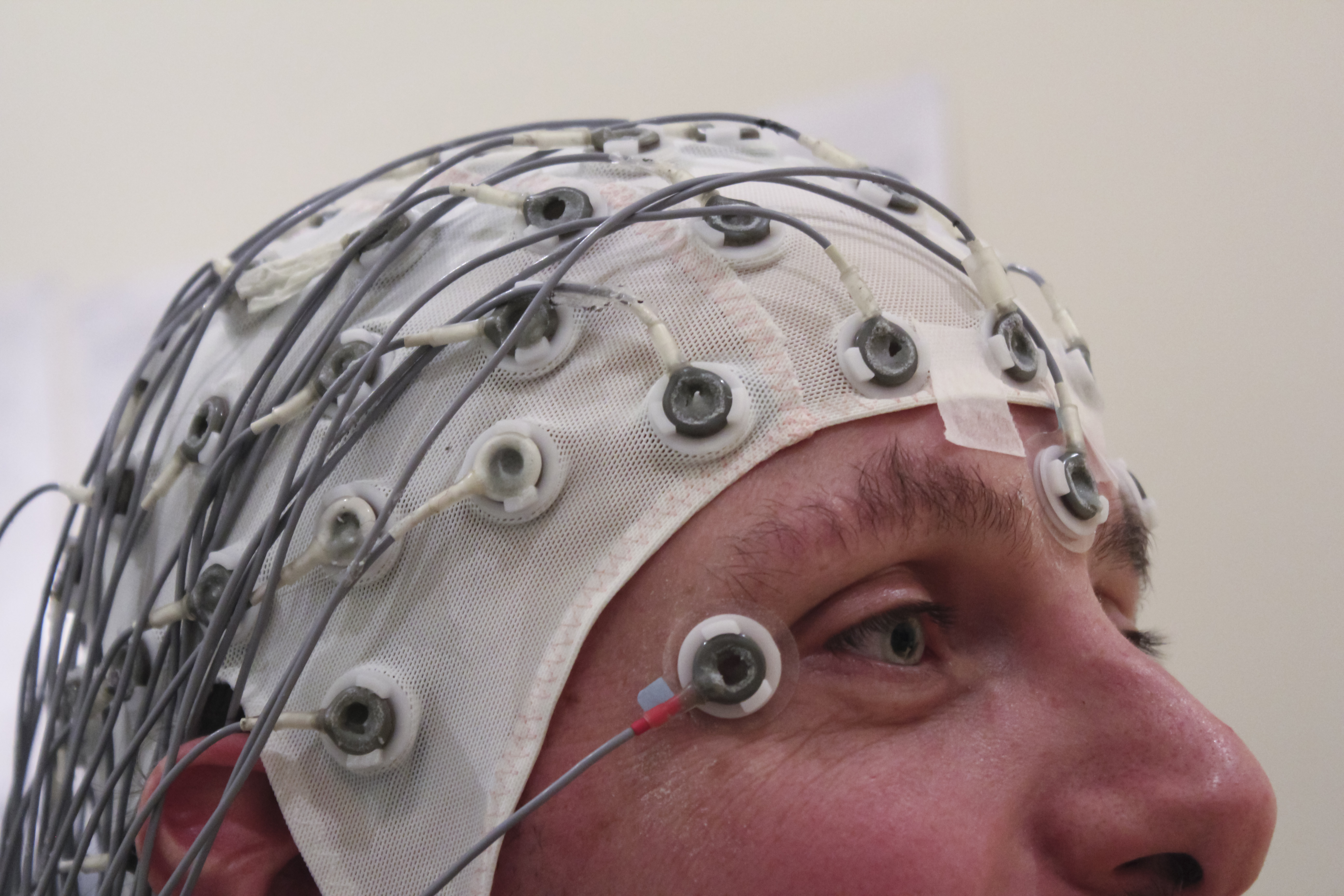 Czepek EEG z elektrodami na głowie badanej osoby