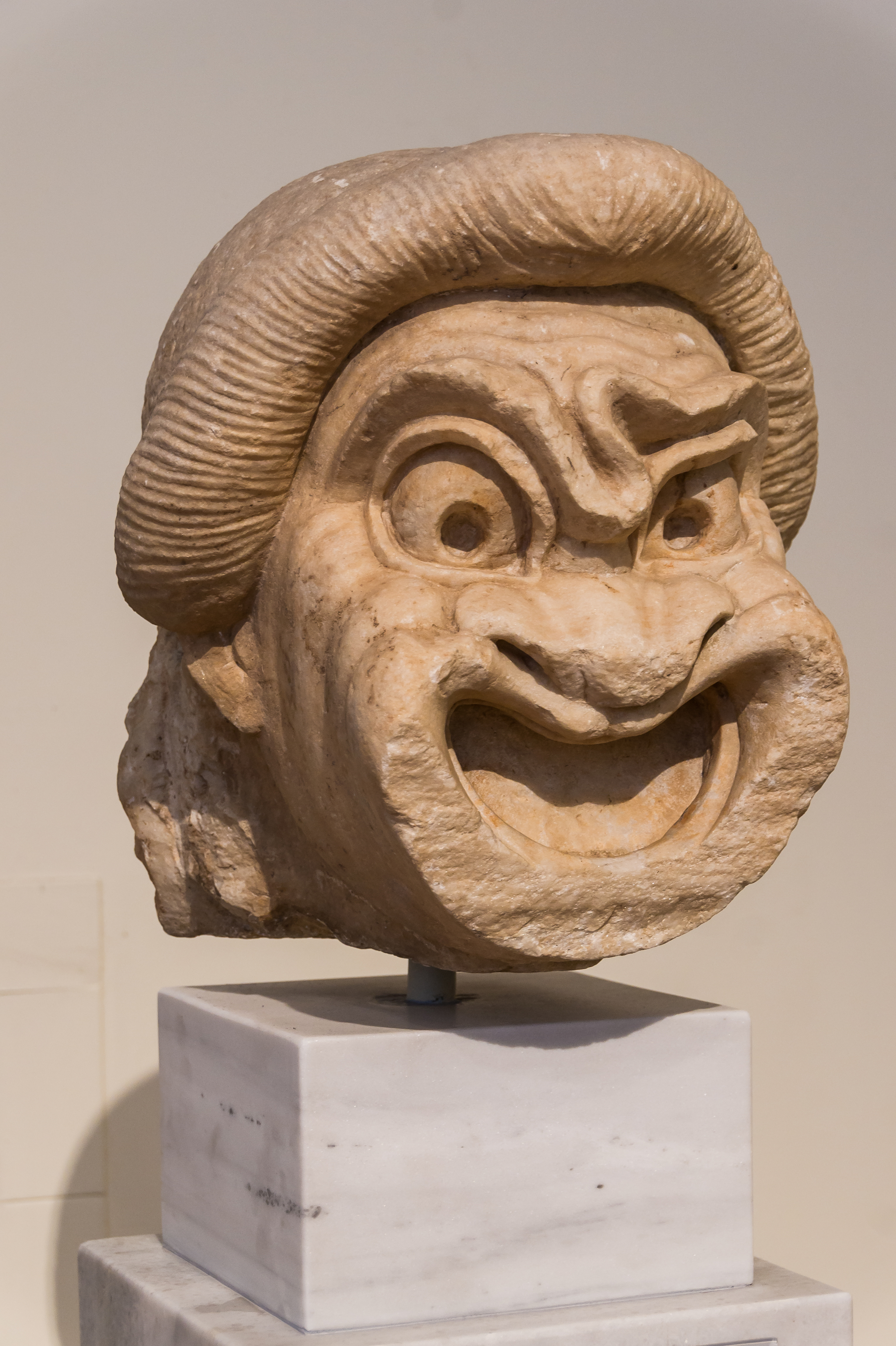 Antyczna maska teatralna z marmuru — symbol zamaskowanej emocji